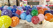 Świątecznie nadrukowane balony z helem.