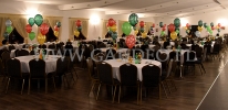 Świąteczne balony z helem jako dekoracja stołów.