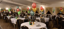 Balony z helem na stołach jako dekoracja świąteczna.