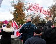 Patriotyczne puszczanie balonów helowych w Świdnicy.