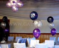 Balony z helem w stroikach jako dekoracja sylwestrowa.