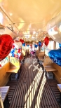Balony z helem w tramwaju jako dekoracja na walentynki.