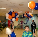 Wata cukrowa i balony z helem jako powód szczęścia dzieci.