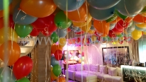 Balony z helem na dekoracji urodzinowej.