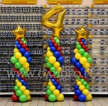 Kolumny z balonów jako dekoracja na urodziny.