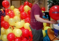 W czasie dmuchania balonów i zakładania ich na patyczki.
