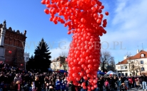 Balony helowe opuszczają siatkę.