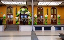 Widok z dystansu na przyciągającą uwagę bramę balonową na otwarciu nowego lokalu sieci Starbucks we Wrocławiu.