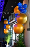 Metrowe balony jako dekoracja restauracji.