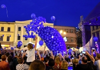 Wypuszczanie balonów z helem rozpoczeło się.