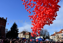 Wypuszczanie balonów z helem na Rynku w Sandomierzu.