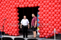 Burmistrz Trzebnicy z właścicielem firmy Gaudeo przy sercu z balonów.