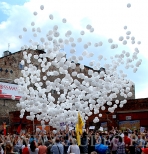 Zrzucanie balonów z okazji Nocy Pragi na Ząbkowskiej w Warszawie.