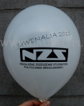 Balon z nadrukowanym czarnym logotypem.