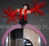 balonowa brama tancerka na imprezie w stylu Moulin Rouge