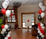 Balonowa dekoracja na imprezie w stylu kasyna.