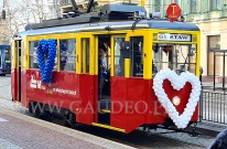 Balonowa walentynkowa dekoracja tramwaju.