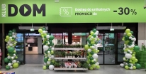 Organiczne dekoracje wejścia do marketu Leroy Merlin.