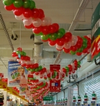 Balonowe girlandy na urodzinach supermarketu Auchan.