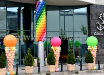 Dekoracja z balonów dla cukierni z okazji Dnia Dziecka.