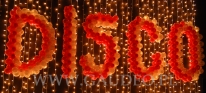 Balonowy napis Disco jako dekoracja sceny na evencie firmowym.