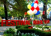 Balony helowe dekorują teren Wrocławskiego Festiwalu Krasnoludków.