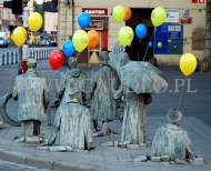 Wrocławskie rzeźby niosą balony z helem w czasie akcji uwalniania balonów.