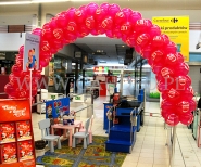 Brama z balonów w sklepie Carrefour.