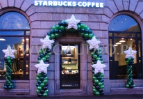 Brama z balonów z gwiazdkami na otwarcie nowego lokalu sieci Starbucks we Wrocławiu.