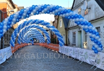 łuki balonowe jako dekoracja maratonu.