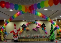 Balonowe dekoracje dziecięcej imprezy świątecznej z pirackim motywem przewodnim.