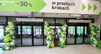 Balonowe dekoracje wejścia do sklepów sieci Leroy Merlin.
