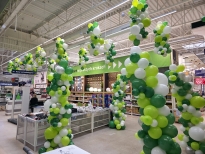 Dekoracje balonowe w marketach Leroy Merlin.