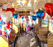 Balony z helem jako dekoracja w tramwaju.