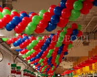 Balonowe girlandy jako urodzinowa dekoracja hipermarketu Auchan.