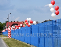 Balony z helem jako dekoracje ogrodzenia w Jeleniej Górze.