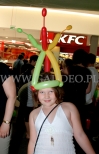 Dziewczynka w stroiku z balonów na głowie.