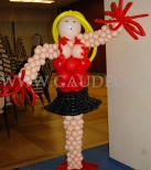 Tancerka z balonów na imprezie z tematem Moulin Rouge.