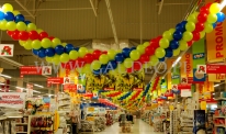 Girlandy balonowe na urodzinach supermarketów Auchan.