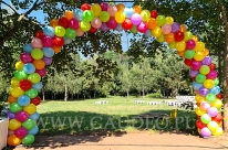 Brama z balonów na plenerowej imprezie firmowej.