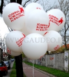 Metrowe balony helowe z nadrukiem czekają na rozdawanie.