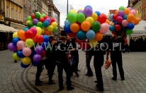 Pęki balonów helowych podczas jednej z akcji na Wrocławskim Rynku.