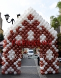 Domek z piernika wykonany z balonów.