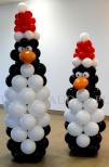 Pingwiny z balonów odwiedziły dzieci na zabawie mikołajkowej.