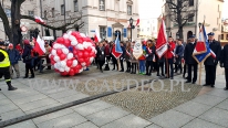 Balony z helem gotowe do wypuszczenia na pikniku patriotycznym.