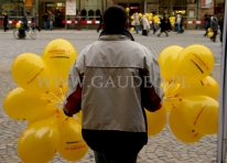 Rozdawanie balonów na patyczkach we Wrocławiu.