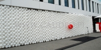Ściana z balonów zasłania recepcję budynku w czasie uroczystości otwarcia na Kurkowej we Wrocławiu.