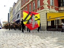 Balonowa ściana na patriotycznym marszu z okazji odzyskania niepodległości.