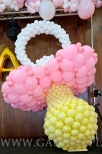 Dziecięcy smoczek z balonów jako dekoracja na imprezę z okazji narodzin dziecka.