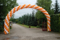 Duża brama z balonów w kształcie łuku.
